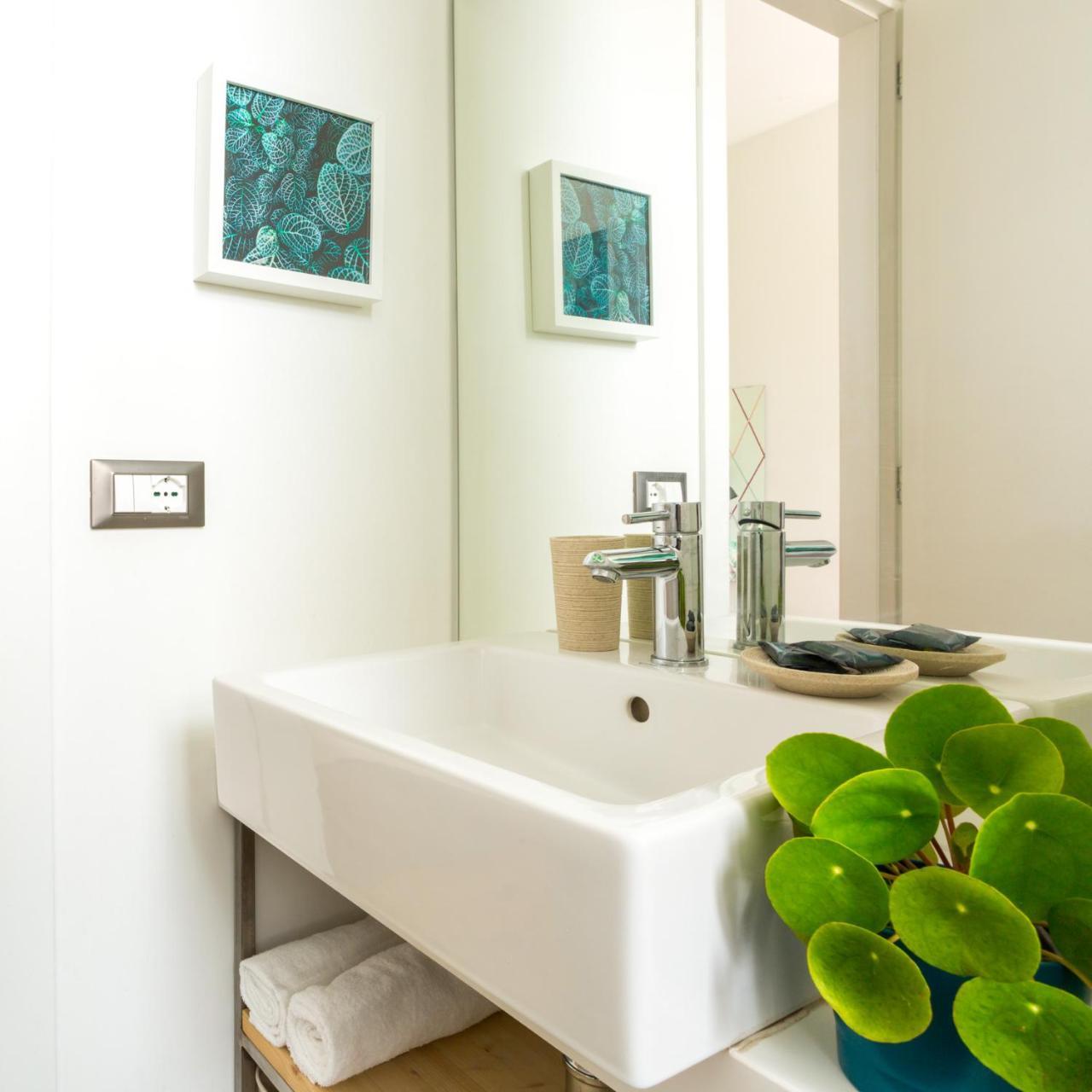 Duomo Views, Light, Jungle-Inspired Studio With Terrace Milano Exterior foto